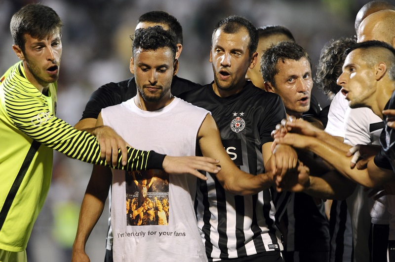 Навијачи Будућности петардама будили фудбалере Партизана